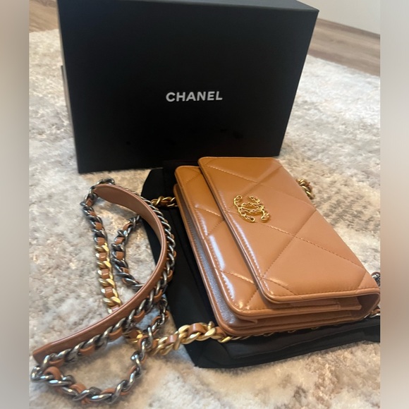 Chanel 19 WOC in Caramel Lambskin - Picture 7 of 13